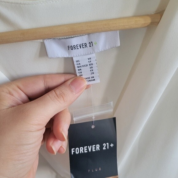 Forever 21 Plus Women Woven Shirt Ivory Size 1X - Picture 4 of 8